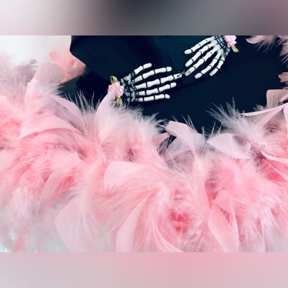 Black, witchhat, pink feathered brim & Baby bone hands. 19" x 19" - Picture 5 of 16